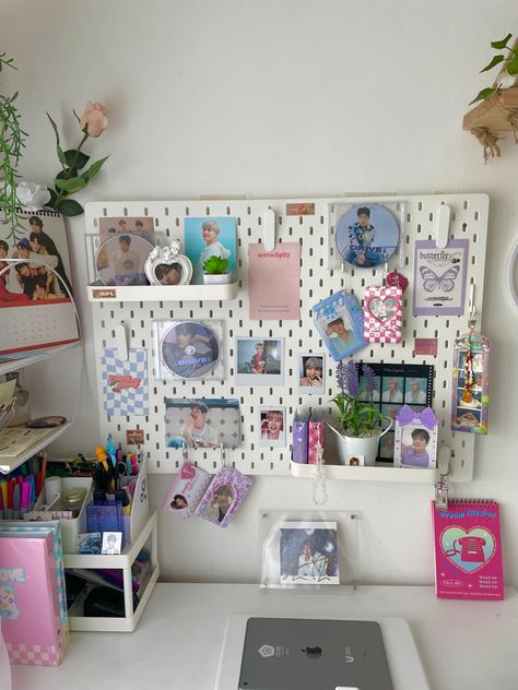 Pinboard Ideas Aesthetic Study, Kpop Table, Aesthetic Pastel Room, Pegboard Aesthetic, Pinboard Ideas Aesthetic, Pinboard Ideas Inspiration, Kpop Pegboard, Peg Board Ideas, Aesthetic Pinboard