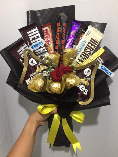 Chocolate Bouquet Aesthetic, Bouquet Diy Gift, Snack Tower, Snack Bouquet, Graduation Leis, Bff Birthday Gift, Bff Birthday, Diy Birthday Gifts For Friends, Chocolate Bouquet