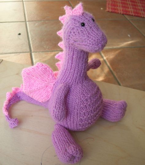 Ravelry: Tarragon the Gentle Dragon by Knit-a- Zoo Dragon Friend, Diy Tricot, Fashion Knitting, Knitting Dress, Animal Knitting Patterns, Crafting Tools, Pattern Knitting, Knitted Animals, Knitted Wit