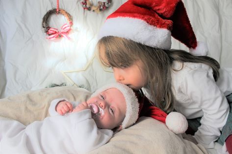 Fotos hermanos con bebé navidad Xmas Photoshoot, Baby Christmas Photos, December Baby, Christmas Family Photos, Baby Arrival, Christmas Pictures, Christmas Baby, Christmas Photos, First Christmas