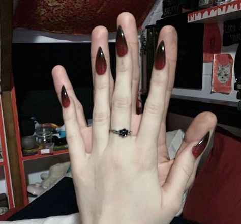 Mains Couple, Red Black Nails, Vampire Nails, Black Ombre Nails, Red Ombre Nails, Dark Red Nails, Gothic Nails, Goth Nails, Grunge Nails