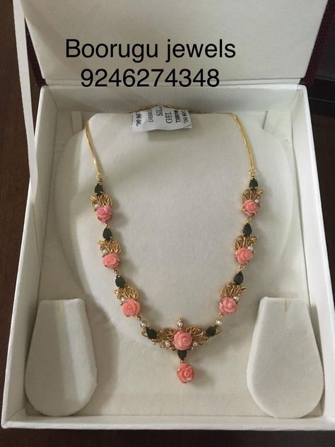 Coral Jewelry Vintage, Coral Collection, Indian Gold Necklace Designs, Gold Jewelry Prom, Coral Jewelry Set, Gold Temple Jewellery, Gold Pearl Jewelry, Gold Jewelry Outfits, Pearl Jewelry Design