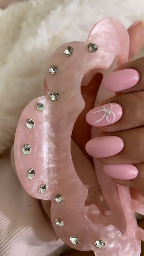 pink nails bow aesthetic How To Draw Bow On Nails, Baby Pink Design Nails, Pink And White Bow Nails, Baby Pink Bow Nails, Pastel Pink Aesthetic Nails, Chrome Nails With Bow, White Nails With Pink Bow, Pink Nails With Bow Design, Light Pink Nails With Bow