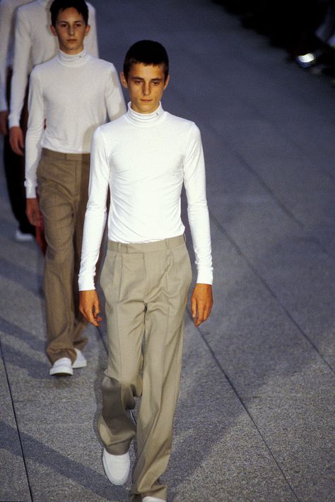 Raf Simons Spring 1999 Menswear Collection Photos - Vogue Raf Simons Menswear, Minimal Look, Monochrome Fashion, Raf Simons, Mens Winter Fashion, Menswear Collection, Fashion Editorial, Fashion Show Collection, Contemporary Fashion