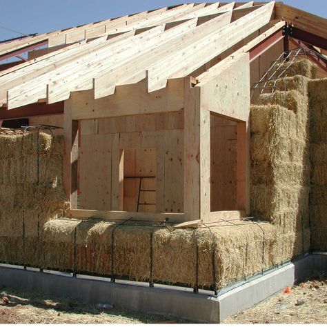 Projects Strawbale House, Straw Bale Building, Straw Bale Construction, Straw Bale House, Survival Skills Life Hacks, Straw Bales, Straw Bale, Outdoor Bath, Architect Design House