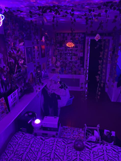 Grunge Room Led Lights, Black Light Room Decor, Cool Chill Room Ideas, Dark Led Room Aesthetic, Dark Purple Room Aesthetic, Trap Rooms Aesthetic, Y2k Rooms, Chill Room Aesthetic, Dope Rooms