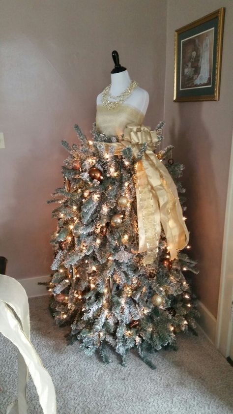 Christmas Lady Lady Christmas Tree, Kwanzaa Decorations, Dress Form Christmas Tree, Mannequin Christmas Tree, Christmas Tree Dress, Tree Dress, Mannequin Dress, Dress Christmas, Whimsical Christmas