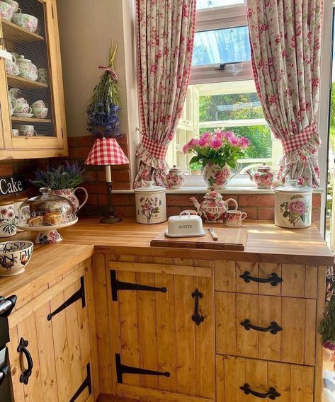 15 Cute Cottage Kitchen Decor Ideas Cottage Kitchen Decor, Cocina Shabby Chic, Reclaimed Wood Kitchen Island, Reclaimed Wood Kitchen, Cottage Style Kitchen, Kitchen Decor Inspiration, Cottage Style Home, Casa Country, Wood Kitchen Island