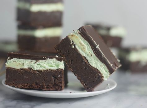 Grasshopper Brownies Grasshopper Brownies, Grasshopper Bars, Easy Sweets, Chocolate Pictures, No Bake Brownies, Seasonal Treats, Chocolate Cakes, Brownie Recipe, Scrumptious Desserts