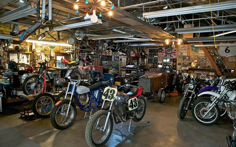 What does your motorcycle dream garage look like? Something like this, we’re prepared to bet. We’ve collected four of the best images from Lee Klancher’s book "Motorcycle Dream Garages" for our latest set of wallpapers. Motorcycle Man Cave, Garage Motorcycle, Motorcycle Man, Motorcycle Collection, Motorcycle Workshop, Motos Vintage, Garage Bike, Cool Garages, Bike Builder