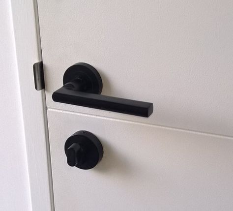 Best Door Handles, White Door Black Handle, Door Handle Ideas, Modern Door Knobs, Door Knobs Ideas, Door Handles Black, Bedroom Door Handles, Black Door Hardware, Doors Handles