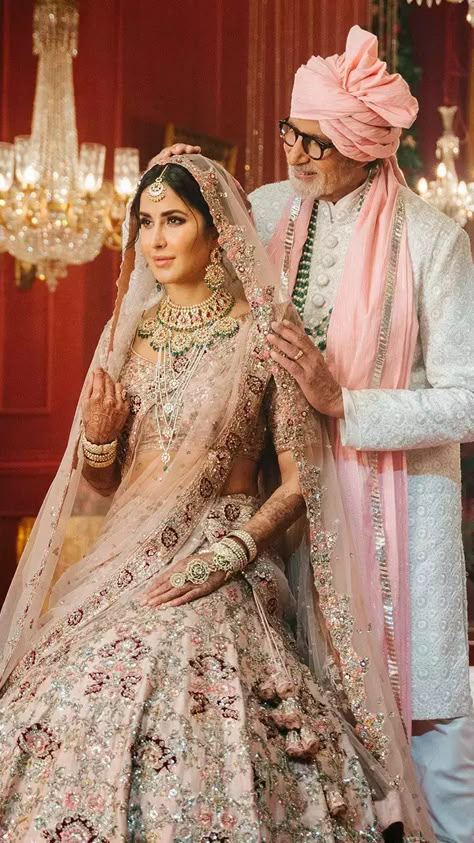 Bride Father Outfit Indian, Katrina Kaif Wedding Looks, Bride With Brothers, Mother Daughter Wedding Photos, Marriage Planning, Marriage Poses, Wedding Outfits Indian, Latest Bridal Lehenga Designs, Indian Bridesmaid Dresses