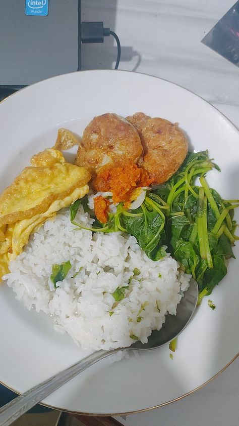 Rice, spinach, Potato fritter and sambal Lunch Aesthetic Home, Spinach Potato, Spiced Drinks, Culinary Cooking, Resep Diet, Healthy Menu, Makanan Diet, Delicacy Food, Food Vids