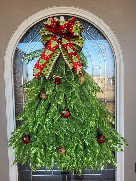 Christmas Tree Wreath Diy, Easy Diy Christmas Wreath, Tulle Christmas Trees, Christmas Bazaar Crafts, Mesh Christmas Tree, Diy Tulle, Diy Christmas Wreath, Tree Wreath, Christmas Decorations Diy Outdoor