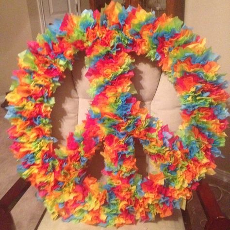 Peace Sign Party Decor Groovy Parade Float Ideas, 1960s Party Theme Decorations, Flower Power Party Decorations, Beatles Party Ideas, Hippie Classroom, Hippie Party Decorations, 1970 Party, Peace Sign Party, Flower Power Party