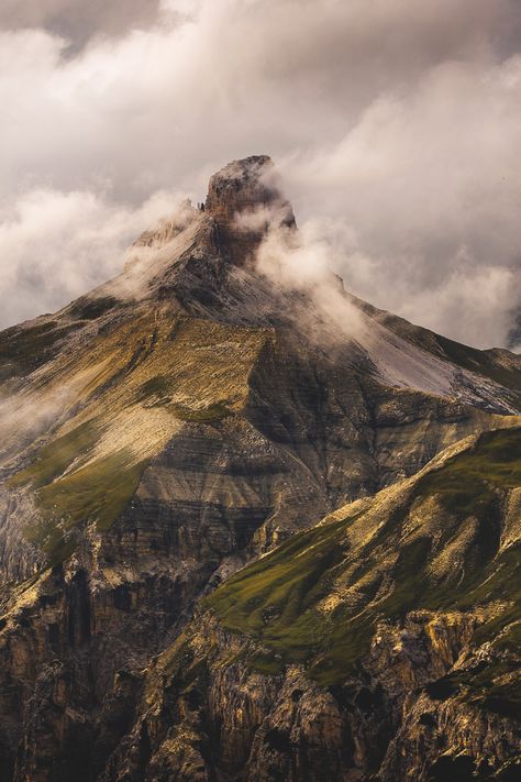 The Misty Mountains Hobbit, Far Over The Misty Mountains Cold, The Misty Mountains Cold, Mountain Aesthetic, Misty Mountains, Witch Books, Cottagecore Aesthetic, Fantasy Aesthetic, Throne Of Glass