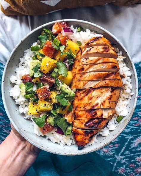 This Mango Barbecue Chicken with Mango Salsa and Ricerecipe is featured in the Grilled along with many more. Chicken With Mango Salsa, Salsa Mango, Chicken With Mango, Chicken Thights Recipes, Chicken Salsa, Plats Healthy, Resep Salad, Grilled Dinner, Makanan Diet