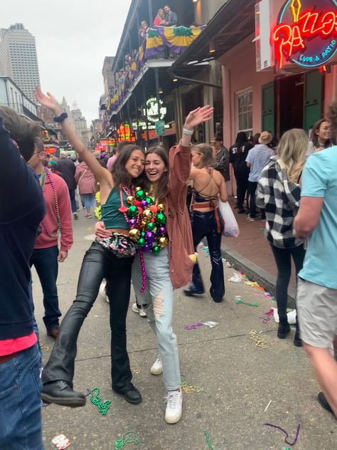 Mardi Gras Pictures Ideas, Nola Outfit Winter, Mardi Gras New Orleans Outfits, Mardi Gras Party Outfit College, Mardigrass Ideas Outfit, New Orleans Outfit Winter, Fat Tuesday Outfit, Nola Outfit, Mardi Gras Parade Outfit