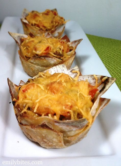 These Cheeseburger Wonton Cups offer all the tasty burger flavors you crave: seasoned ground beef, two different types of gooey cheeses, juicy tomatoes, sautéed onions, sweet ketchup and tangy mustard. Just 183 calories or 4 Weight Watchers points each! www.emilybites.com #healthy Bbq Cupcakes, Emily Bites, Senior Week, Hawaiian Bbq, Wonton Recipes, Bariatric Recipes, Delicious Burgers, Think Food, Ww Recipes