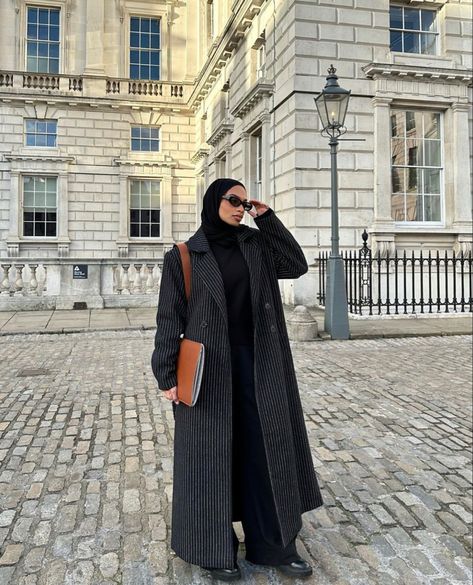 Hijab Outfit Travel, London Hijab Outfit, Istanbul Outfit Ideas Winter, Uni Hijabi Outfits, Hijabi Lawyer, Hijabi Travel, Hijabi Fashion Winter, Abaya Turkey, Classy Hijab