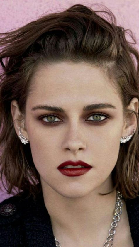 Kristen Stewart Makeup, Kristen Stewart Eyes, 90s Grunge Makeup, Make Up Color, Rock Makeup, Makeup Looks For Green Eyes, Vampire Makeup, 90s Makeup, Edgy Makeup