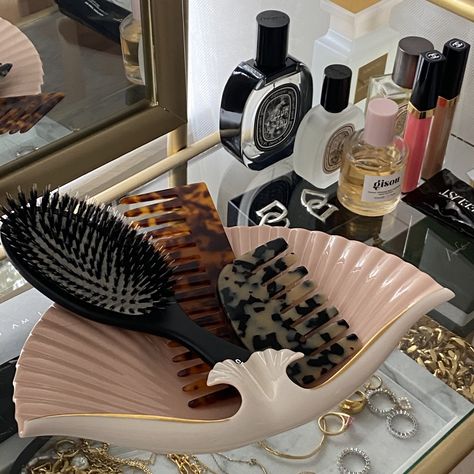 Hair Brush Aesthetic, Brush Aesthetic, Beauty Skin Care Routine, Brush Holder, Mode Inspiration, Beauty Essentials, Hair Brush, Beauty Secrets, Skin Makeup