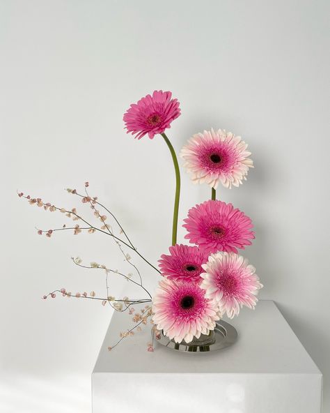 Flower Aesthetic Vase, Kenzan Flower Arrangement, Pink Flowers Arrangements, Pink Arrangements, Coral Vase, Pink Flower Arrangement, Flower Props, Pink Flower Arrangements, Modern Floral Arrangements