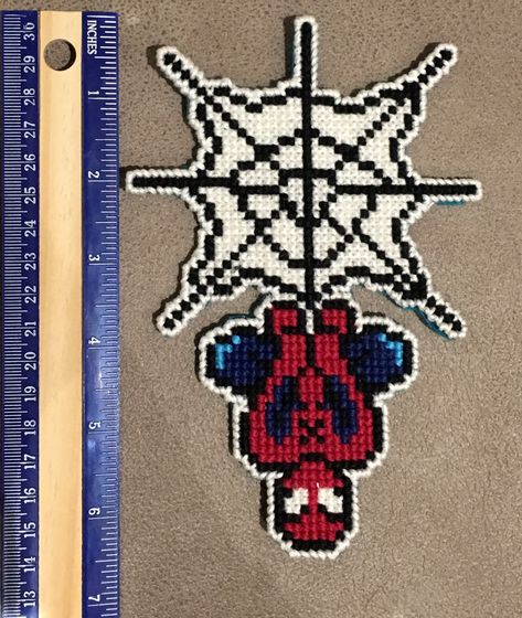 Spiderman Plastic Canvas Patterns, Cross Stitch Spiderman, Spiderman Cross Stitch Pattern, Spiderman Cross Stitch, Crochet Spiderman, Spiderman Pixel Art, Spider Crafts, Easy Pixel Art, Pixel Art Templates