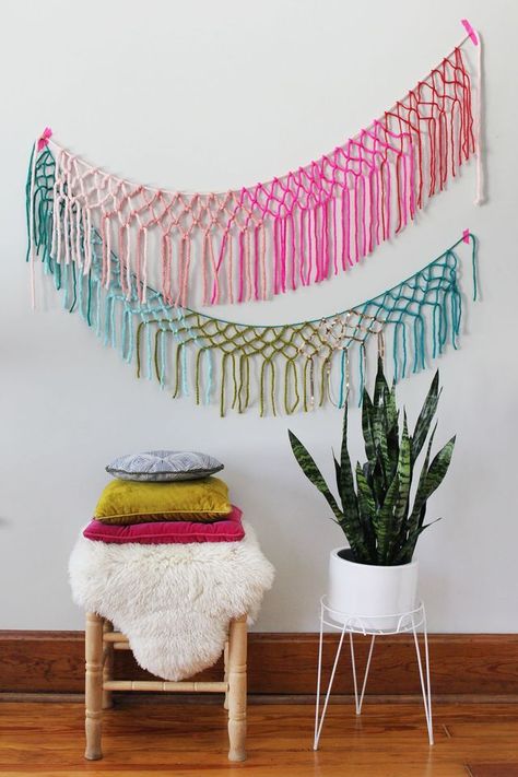 Macrame garlands for your next party. Find the full tutorial on www.aBeautifulMess Macrame Crafts, Macrame Garland, Art Macramé, Diy Girlande, Hantverk Diy, Kerajinan Diy, Easy Diys, Hunting Party, Diy Projektit