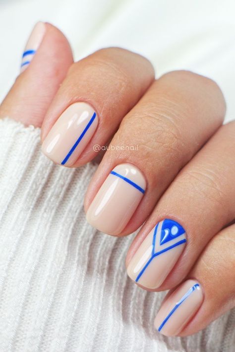 Drawing straight line on nail may seem easy but in fact this is one of the most difficult things to draw on nail perfectly, in this video I'm gonna show you a hack to do it easily, so enjoy it : ) Lines On Nails, Things To Draw, Straight Line, Straight Lines, Nail Games, Blue Nails, Nail Tech, Enjoy It, Beauty Make Up