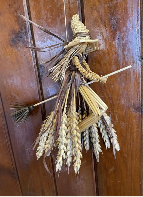 Kitchen Witch Decor, Corn Husk Crafts, Corn Dolly, Lavender Crafts, Corn Husk Dolls, Nature Witch, Christmas Elf Doll, Basket Weaving Diy, Pagan Crafts