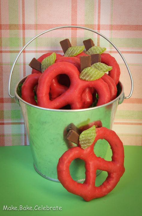 Apple pretzels Apple Pretzels, Pretzel Shape, Snow White Birthday Party, Snow White Birthday, School Treats, Life Kitchen, Chocolate Covered Pretzels, School Snacks, Food Crafts