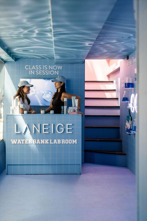 Laneige Water Bank Lab Room experience inside branded double decker bus. Event Booth Design, Retail Design Display, Retail Space Design, Brand Activation, Event Booth, Brand Pop, Experiential Marketing, Exhibition Booth Design, Beauty Event