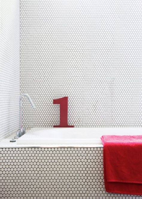 Dark grout and white tiles - match made in heaven The Best of Antipodean Design from Thames and Hudson : Remodelista Penny Tiles Bathroom, White Subway Tile Kitchen, Dark Grout, Kids Bathrooms, Penny Round Tiles, Penny Tile, Round Tiles, Diy Ikea, Bathroom Renos