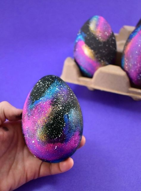 Galaxy Easter Eggs, Galaxy Crafts, Painted Rock Ideas, Fun Easter Crafts, Makramee Diy, Easter Egg Crafts, Easter Egg Painting, Ideas For Easter, Egg Crafts