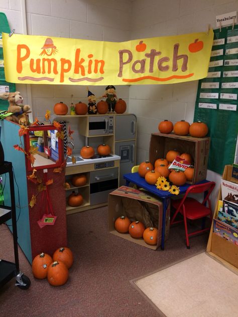 No funds for field trips? No problem! Welcome to my classroom pumpkin patch in the dramatic play learning lab! Pumpkin Themed Classroom, Pumpkin Classroom Decorations, Classroom Pumpkin Patch, Pumpkin Patch Classroom, Pumpkin Patch Dramatic Play, Preschool Pumpkin, Fall Field, October Weather, Preschool Fall