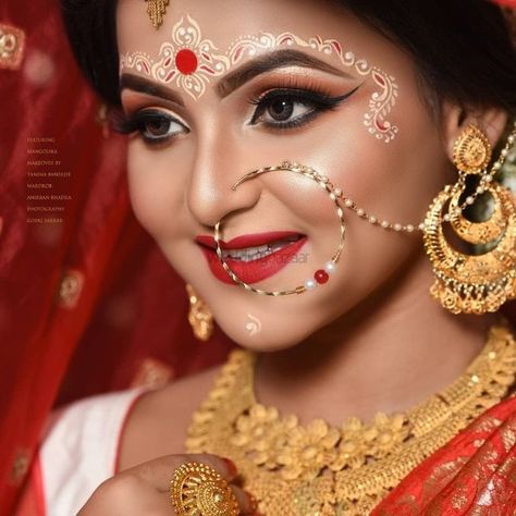 Top 25 Regal Bengali Brides Giving us Divine Looks! | WeddingBazaar Marriage Indian, Bengali Makeup, Makeup Bollywood, Tamil Makeup, Kolka Design, Gorgeous Bridal Makeup, Saree Red, Indian Bride Makeup, Bridal Art