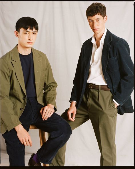 A Casual Tailoring Story | Drake's How To Wear Blazer, 90s Menswear, Preppy Boy, Modern Heritage, Unstructured Jacket, Blazer Outfits Men, Chambray Denim Shirt, Best Blazer, Green Suit