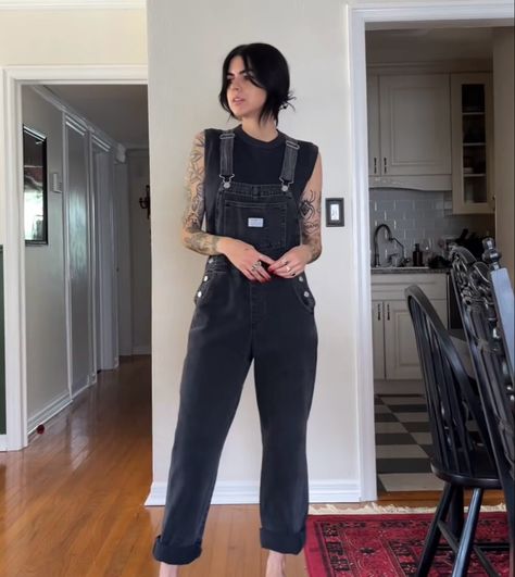 Wide Leg Dungarees Outfit, Work Overalls Outfit, Dark Overalls Outfit, All Black Outfit Hairstylist, Alt Overalls Outfit, Starbucks Outfit Barista, Folk Punk Fashion, Cute Barista Outfit, Callie Core