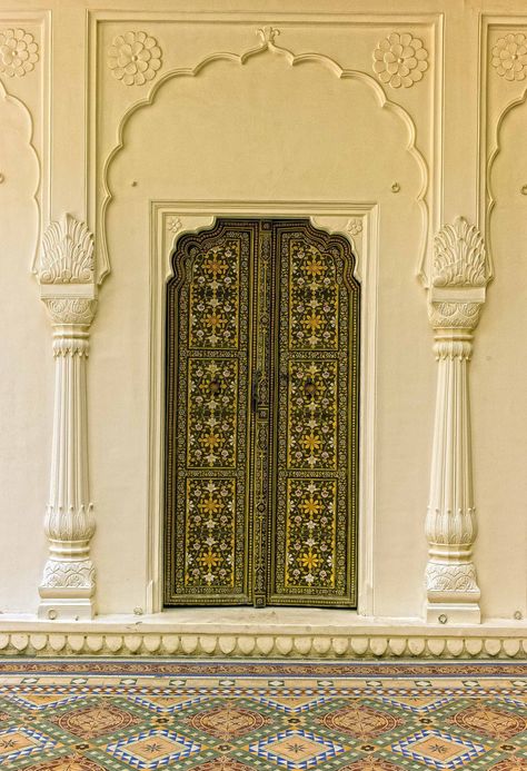 Udaipur Architecture, Punjabi House, Green Images, India Architecture, Ancient Indian Architecture, Mughal Architecture, Palace Interior, Pillar Design, Skyscraper Architecture