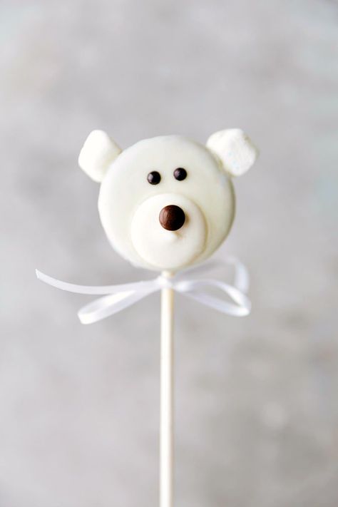 Christmas Oreo Pops, Polar Bear Decorations, Oreo Cake Pops Recipe, Creative Christmas Food, Monster Cake Pops, Christmas Oreo, Polar Bear Party, Polar Bear Baby Shower, Oreo Cake Pops