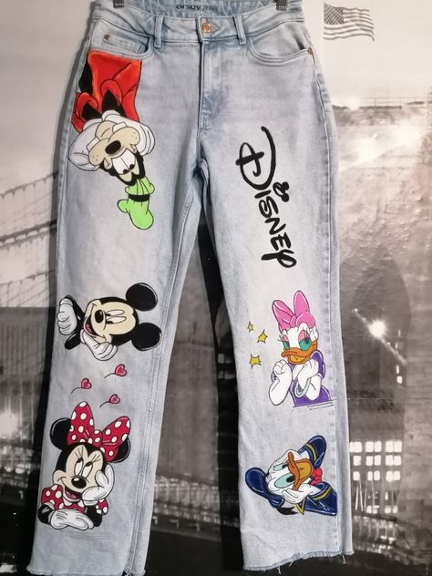 @sandzik_san Mickey Nails, Outfit Disney, Painting Fabric, Fabric Painting On Clothes, Painted Clothes, Casual Chic Outfit, Craft Work, Disney Trips, Fabric Painting