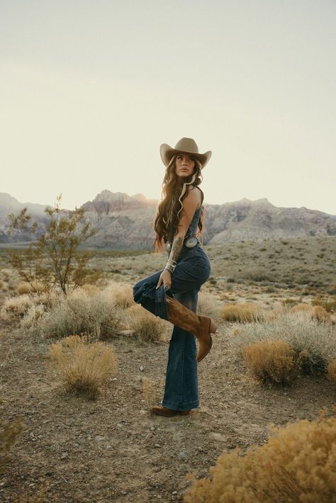 Western Outfits Turquoise, Western Core Aesthetic, Cowgirl Outfits Aesthetic, Rodeo Fits, Western Photoshoot Ideas, Western Photo Shoots, 818 Tequila, Heel Cowboy Boots, Turquoise Tuesday