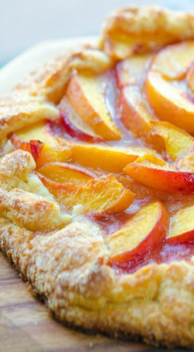 Peach Crostata Recipes, Fruit Platers, Gallete Recipe, Peach Crostata, Peach Tart Recipes, Peach Galette Recipe, Galette Recipes, Peach Desserts Easy, Crostata Recipe