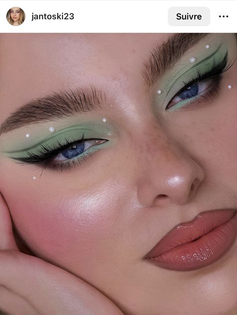 Pastel Green Makeup, Pastel Eyeliner, Make Up Inspired, Straight Eyebrows, Pastel Eyeshadow, Green Eyeliner, Pastel Makeup, Crystal Makeup, Artist Project