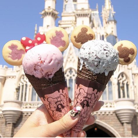 Best Disneyland Food, Disney Themed Food, Minnie Mouse Cookies, Disney Desserts, Disneyland Food, Disney Treats, Disney World Food, Disneyland Pictures, Disney Snacks