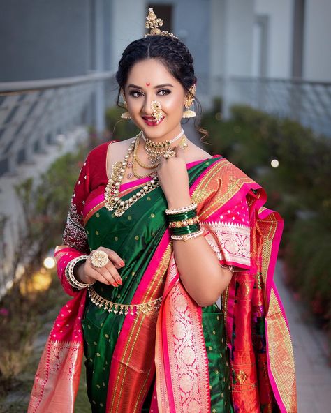 Maharashtrian Haldi Look, Navari Makeup Look, Navari Jewellery, Marathi Bride Jewellery, Bridal Makeup Pictures, Nath Designs, Maharashtrian Bride, Marathi Bride, Indian Wedding Poses