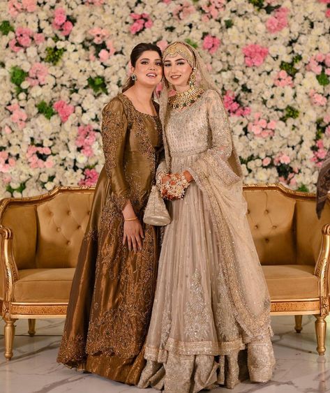 Nikkah Bride Pakistan, Long Gaun, Hijabi Bride Pakistani, Nikah Video, Nikkah Outfit, Nikah Outfit, Hijabi Brides, Pakistani Women Dresses, Lace Dress Design