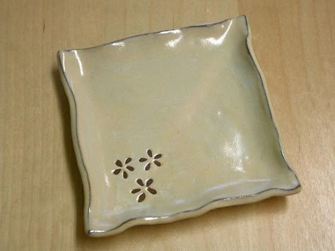 looks like a brown clay with flowers waxed off and then a cream glaze Slab Ceramics, Pottery Form, Sculptures Céramiques, Pottery Handbuilding, Square Plate, Slab Pottery, Hand Built Pottery, Pottery Dishes, Wheel Thrown Pottery