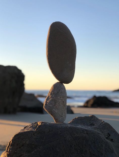 Balance In Photography, Rock Balance, Rock Balancing Art, Rock Balancing, Balance In Sculpture, Beach Rocks Crafts, Balance Rocks Zen, Stone Balancing, Bali Stone Sculptures